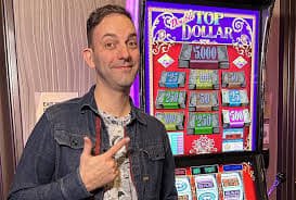Kartu pemain ditampilkan dengan jelas di layar Tampilan kartu-kartu pemain dalam permainan Caribbean Stud Poker